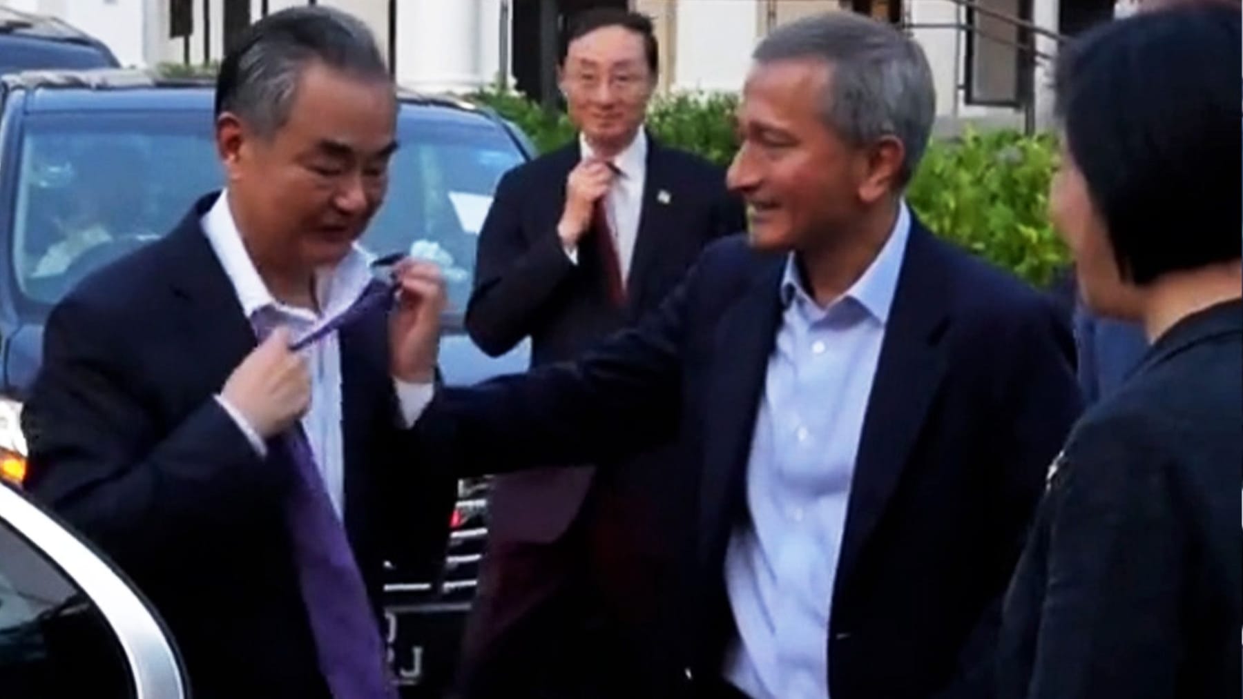 China Außenminister bei Treffen für kuriose Szene