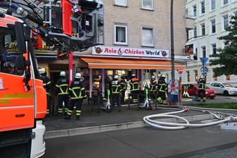 Feuerwehreinsatzin einem Asia-Imbiss in Hamburg: Die Rettungskräfte versuchten den Brand zu ersticken.