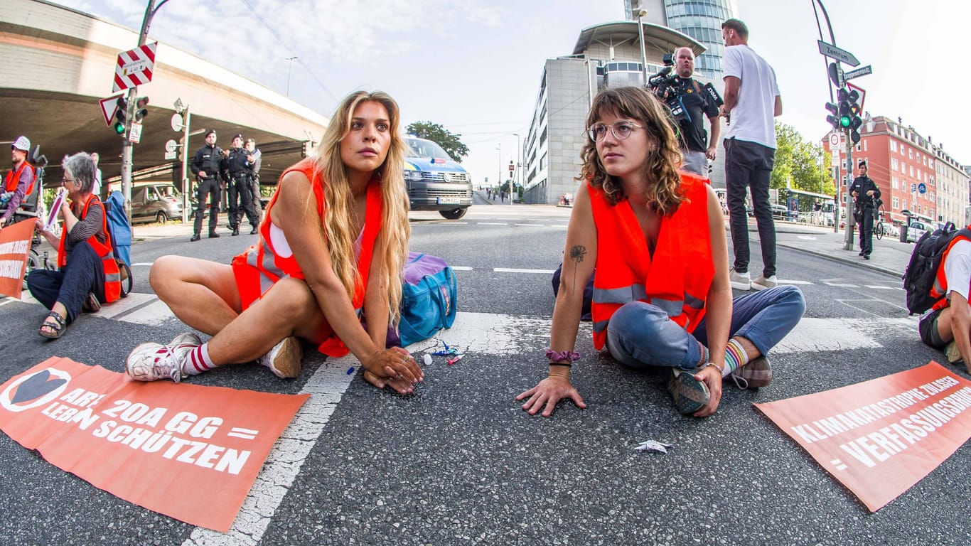 Aktivistinnen der "Letzten Generation" bei einer Blockade in München (Symbolbild):