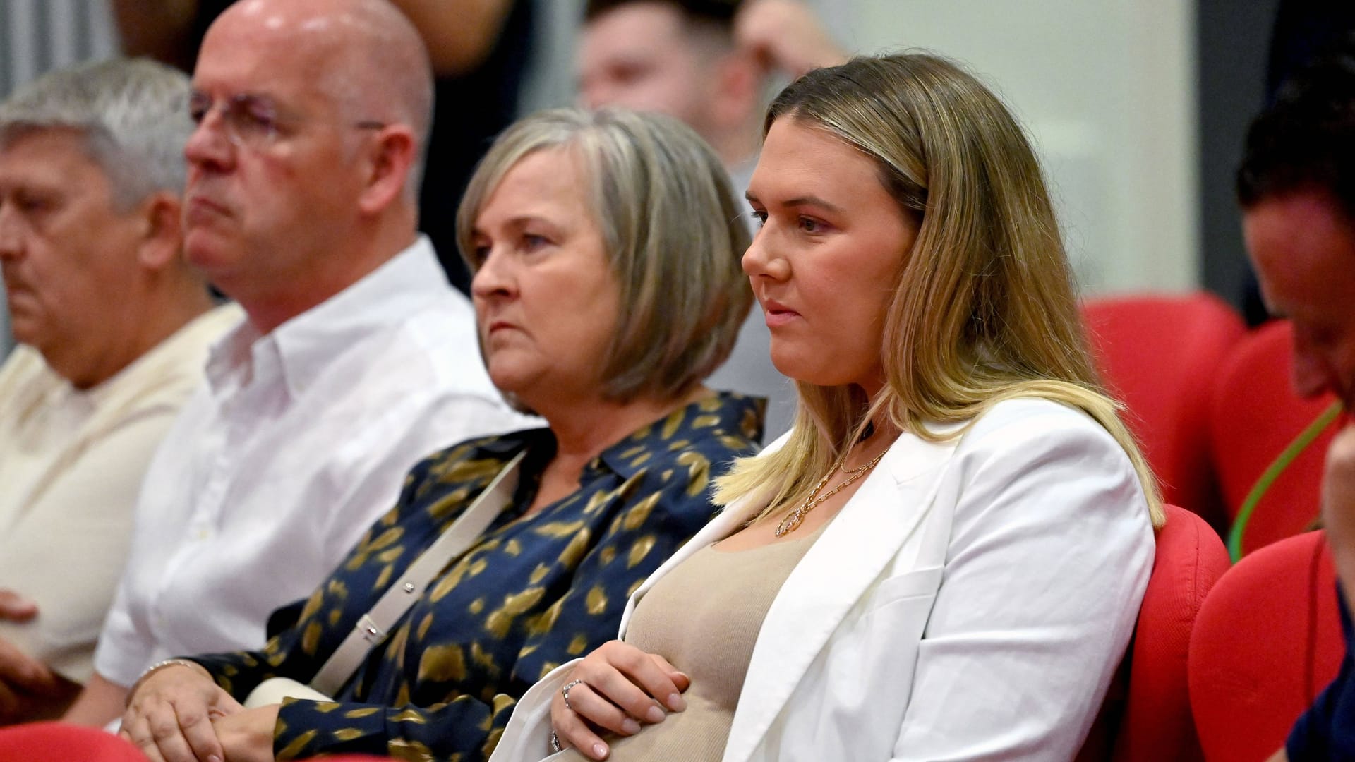 Katie Kane (r.) neben den Eltern Harrys, Kim und Patrick Kane, bei der Vorstellung des Fußballstars in München.