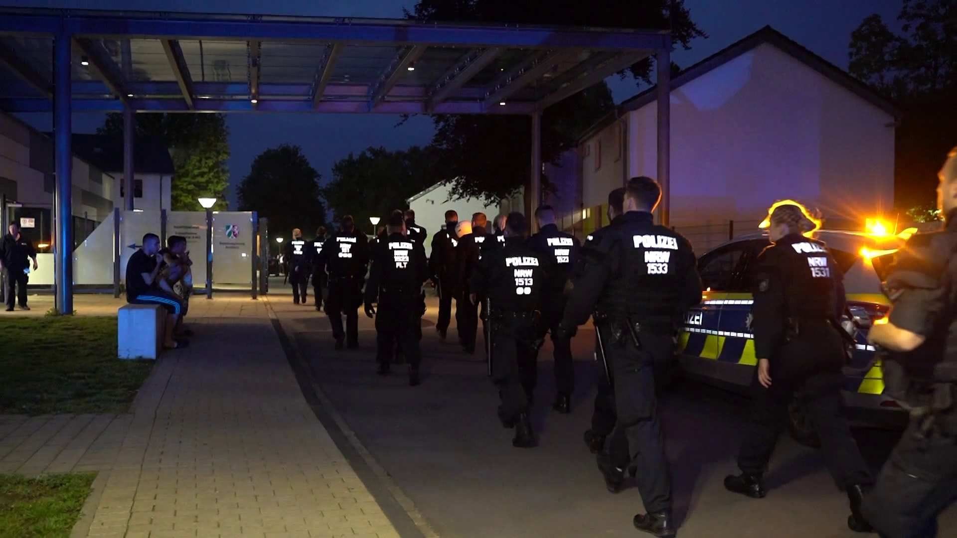 Einsatzkräfte der Hundertschaft in Unna: Die Polizei riegelte die Flüchtlingsunterkunft ab.