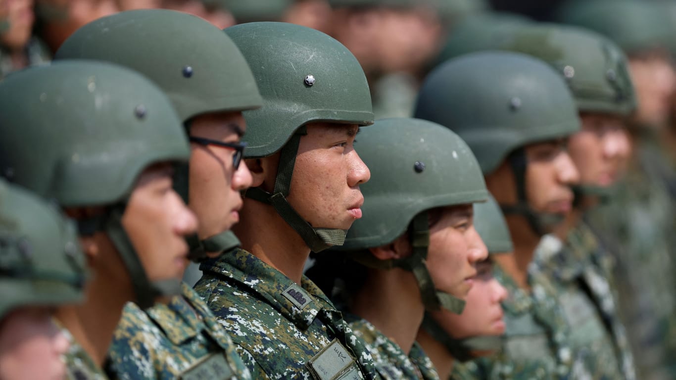 Soldaten des taiwanischen Militärs (Archivbild): Der Inselstaat ist stets auf einen Angriff durch China vorbereitet, die USA haben ihm nun Militärhilfen zugesichert.