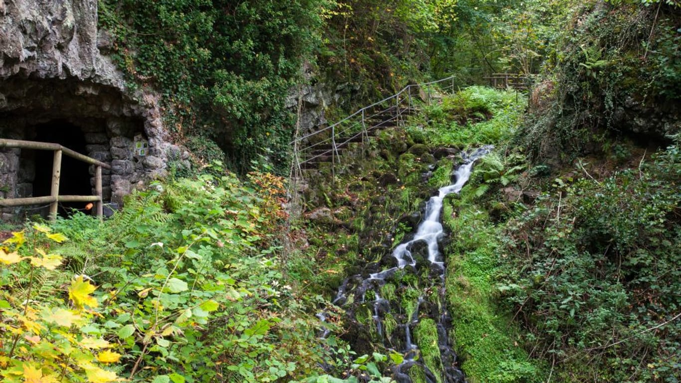 Wasserfall in der Elfengrotte: Auch dieser kleine Wasserfall fällt in der Nähe von Bad Bertrich.