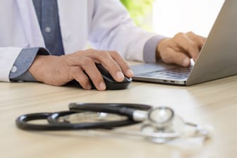 Alles auf einen Blick: Die elektronische Patientenakte soll viele Informationen über Versicherte bündeln und dadurch den Arztbesuch erleichtern.
