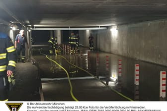 Tiefgarage sowie Technikräume standen etwa 20 Zentimeter unter Wasser. Die Feuerwehr musste abpumpen.
