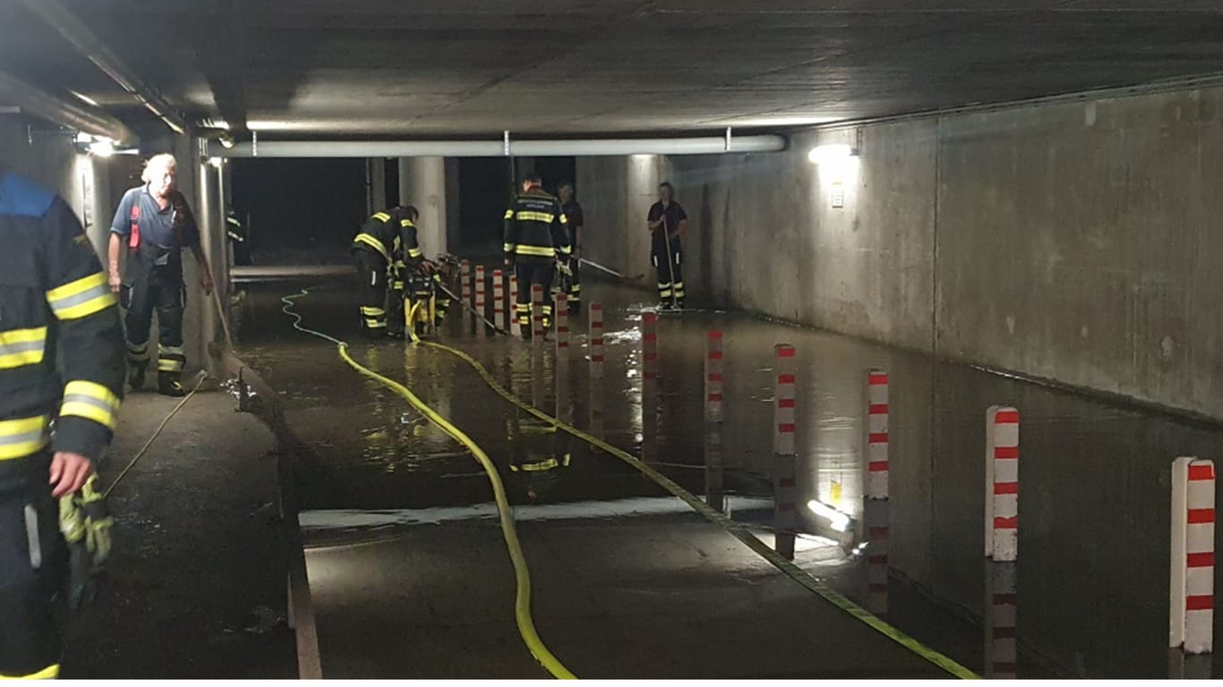 Tiefgarage sowie Technikräume standen etwa 20 Zentimeter unter Wasser. Die Feuerwehr musste abpumpen.