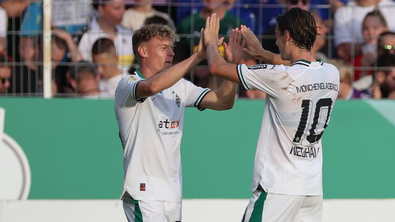 Robin Hack (l.) feiert mit Florian Neuhaus (r.): Gegen Bersenbrück feierten die Gladbacher einen deutlichen Sieg.