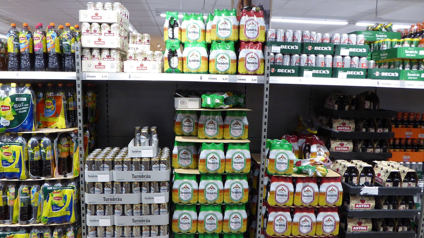Getränkeregale im Supermarkt (Symbolbild): Zum tatsächlichen Diebstahl kam es nie.