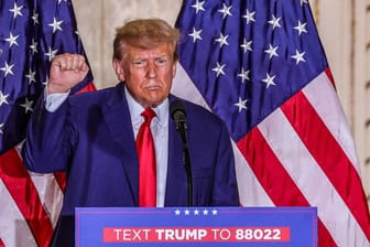 Ex-US-Präsident Donald Trump bei einer Wahlkampfveranstaltung auf seinem Anwesen in Florida: Aktuell sorgen sein jüngster Gefängnisbesuch, ein Polizeifoto von ihm und mehrere Personendaten für Aufmerksamkeit.