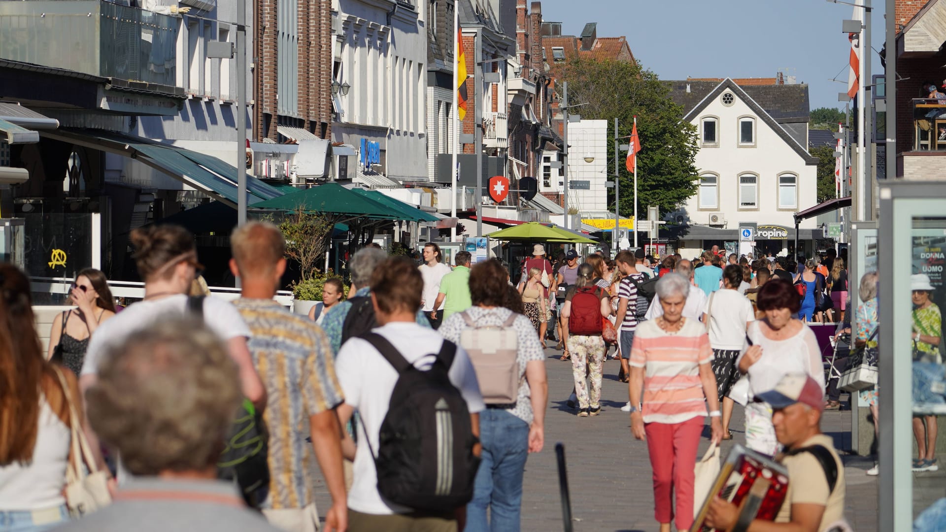 Blick in die beliebte Friedrichstraße in Westerland auf Sylt: Hier befindet sich der Imbiss mit dem Luxus-Angebot. Blick in die beliebte Friedrichstraße in Westerland auf Sylt: Hier befindet sich der Imbiss mit dem Luxus-Angebot.
