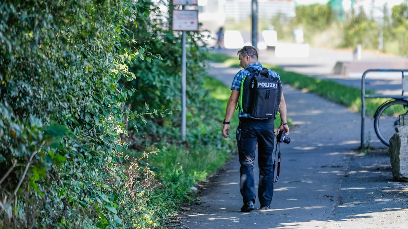 Die Polizei fahndete nach dem Überfall auf ein Autohaus im Nürnberger Stadtteil Sündersbühl mit einem Großaufgebot.