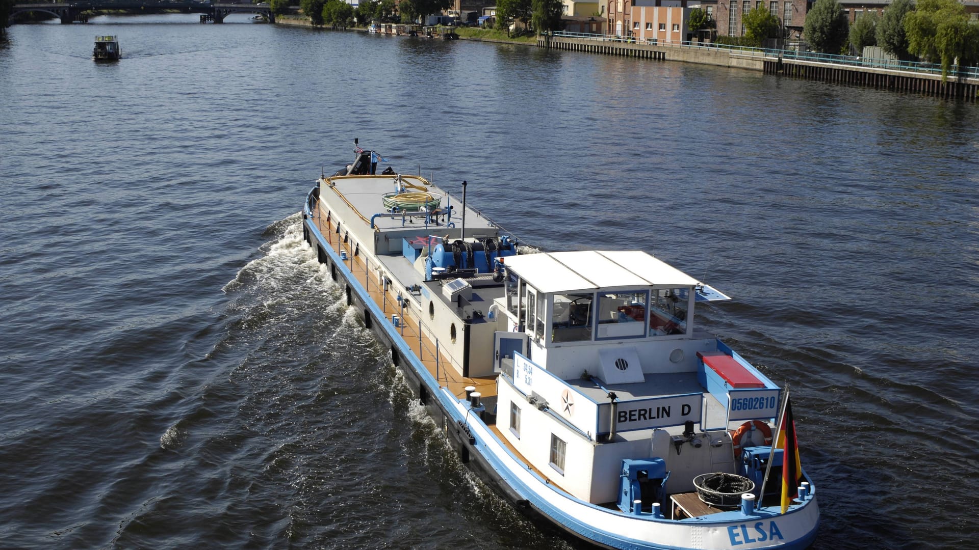 Berlin-Schöneweide: Das Entsorgungsschiff MS Elsa der Stern und Kreisschifffahrt ist unterwegs auf der Spree. Berlin-Schöneweide: Das Entsorgungsschiff MS Elsa der Stern und Kreisschifffahrt ist unterwegs auf der Spree.