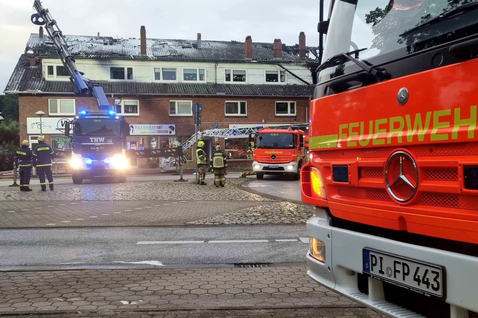 Feuerwehreinsatz: Auch das THW musste Leitern einsetzen, um den Brand zu bekämpfen.