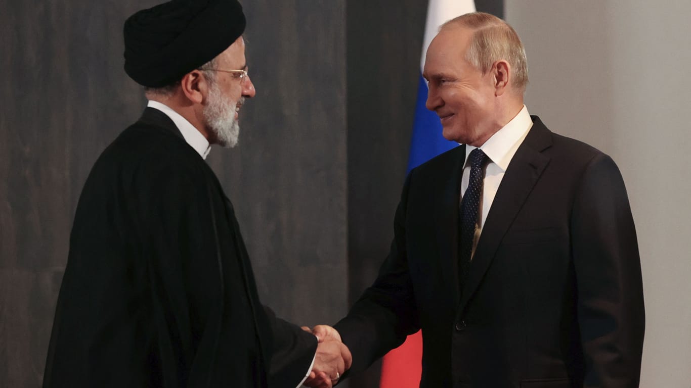 Irans Präsident Ebrahim Raissi (links) und sein russischer Amtskollege Wladimir Putin (rechts, Archivbild): Vor dem Brics-Gipfel diskutierten die Staatsmänner über den iranischen Beitritt zum Staatenbündnis.
