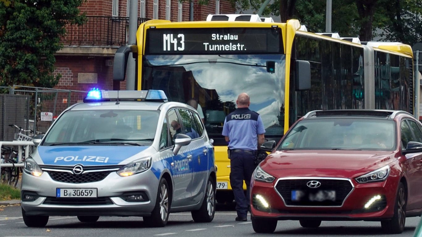 Polizeiauto steht vor Bus der BVG (Symbolbild): Der Angreifer konnte unerkannt fliehen.
