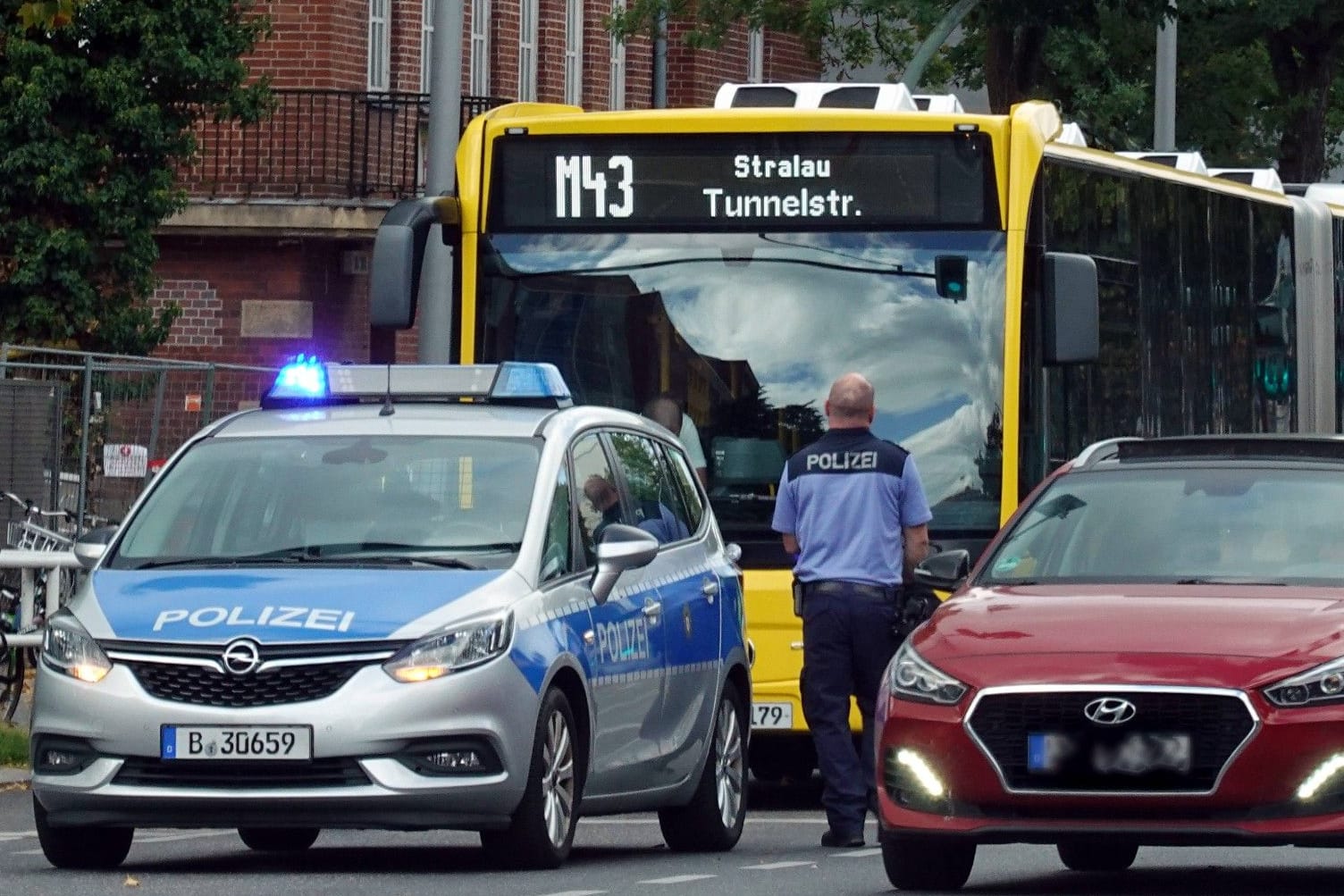 Polizeiauto steht vor Bus der BVG (Symbolbild): Der Angreifer konnte unerkannt fliehen.