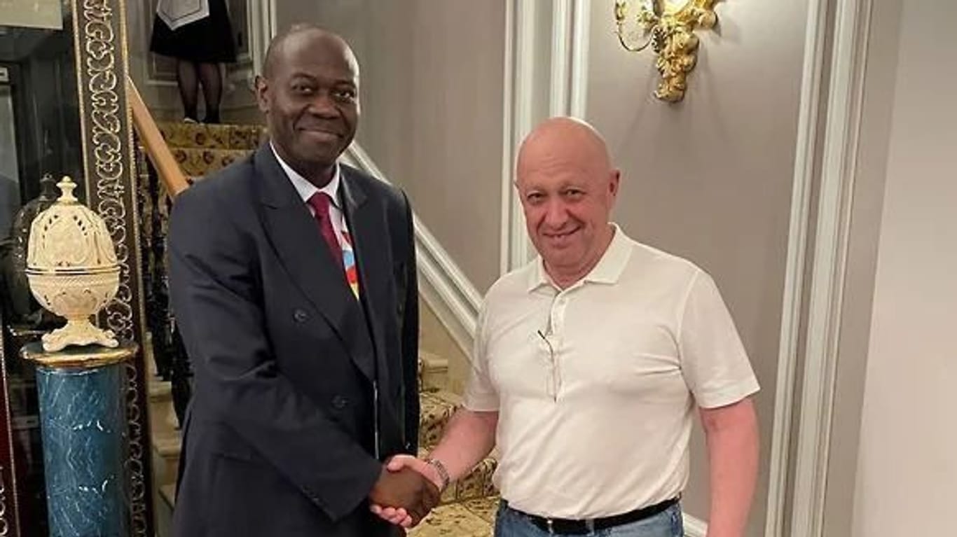 Der Botschafter der Zentralafrikanischen Republik in Russland, Freddy Mapouka, schüttelt die Hand von Wagner-Chef Prigoschin Ende Juli. Sein Chef war da wohl bereits vom Söldnerführer abgerückt.