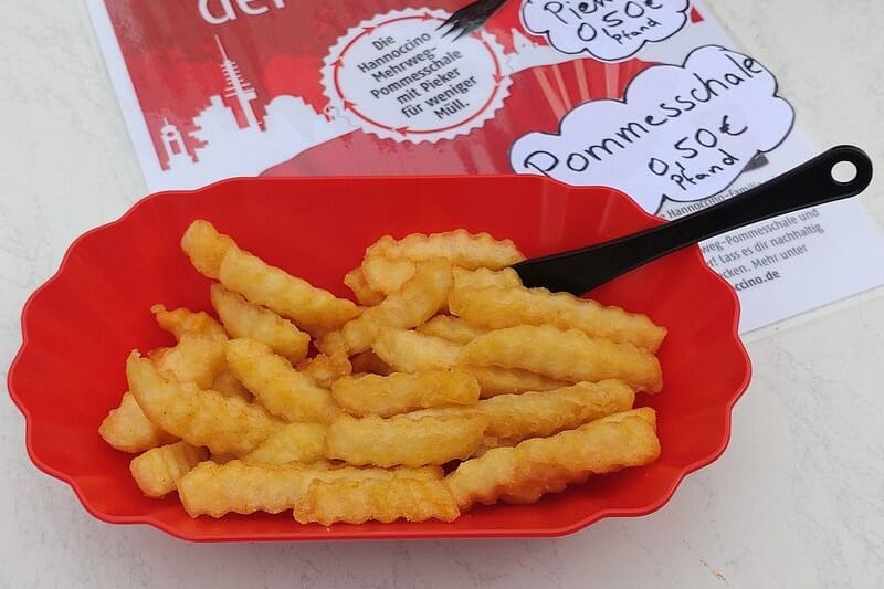 Eine Plastikschale Pommes mit Pieker: Wer in Hannover bei einem Gastrobetrieb in der Innenstadt das neue System nutzt, hinterlegt 50 Cent Pfand je Teil.