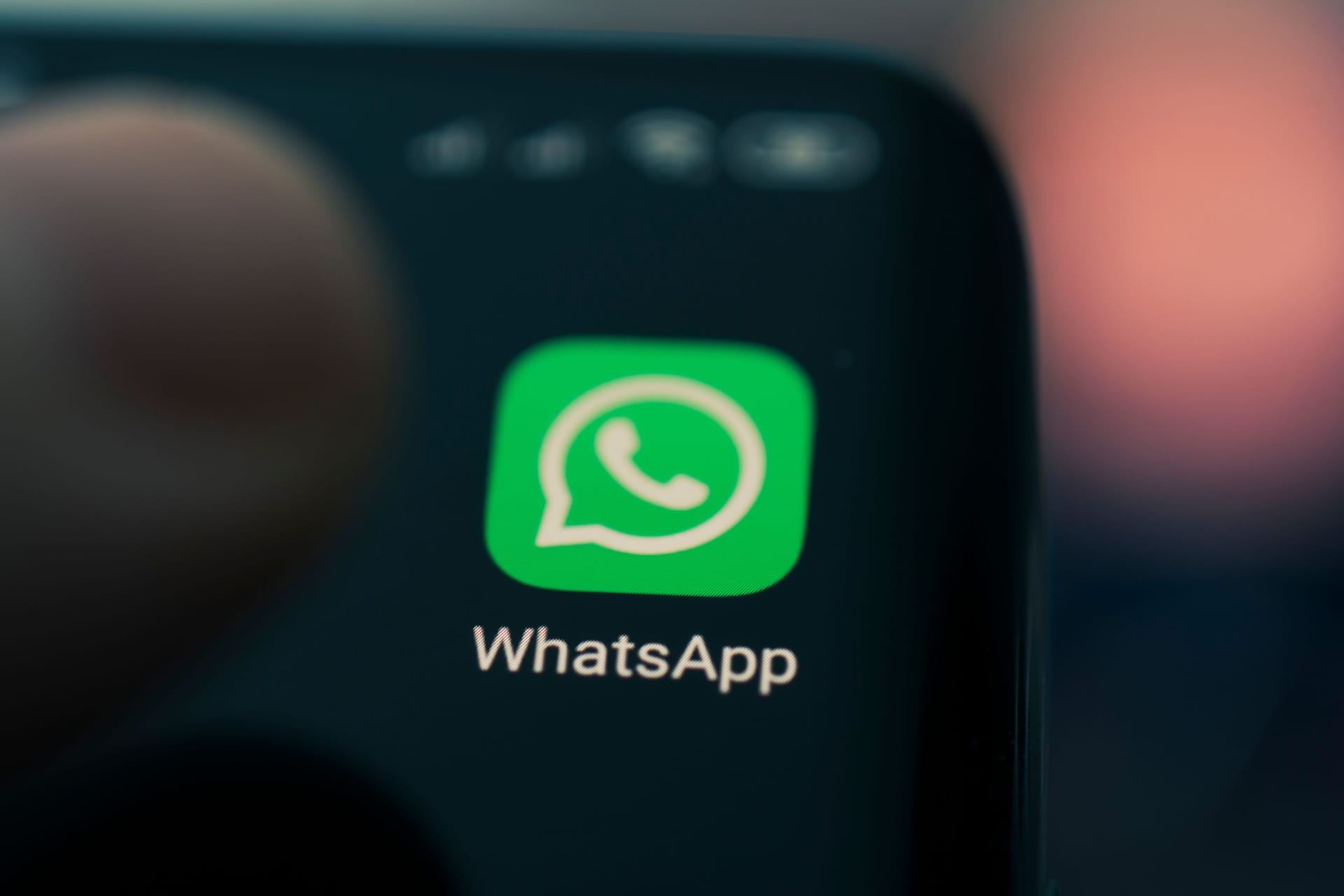 Kein Geheimnis: Wer in arbeitsinternen WhatsApp-Gruppen Kollegen beleidigt, muss mit Konsequenzen rechnen.