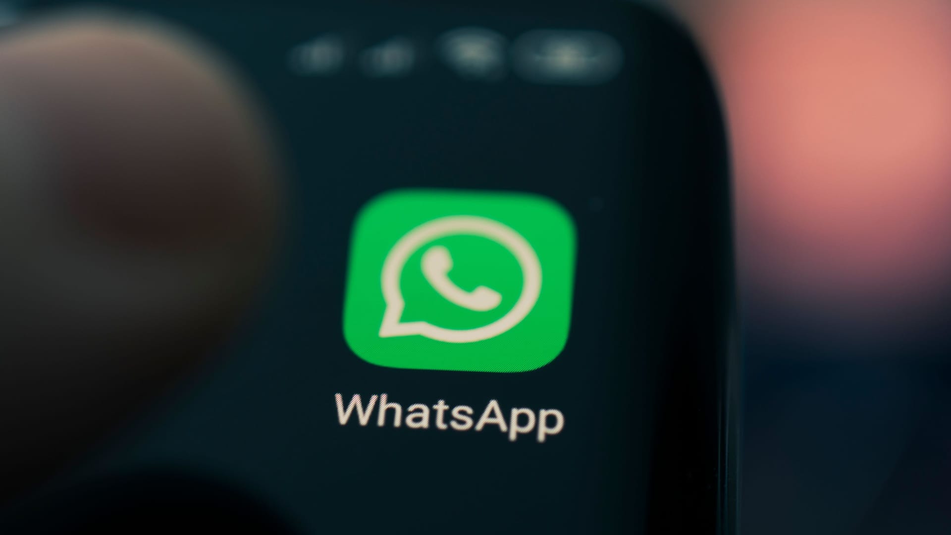 Kein Geheimnis: Wer in arbeitsinternen WhatsApp-Gruppen Kollegen beleidigt, muss mit Konsequenzen rechnen.