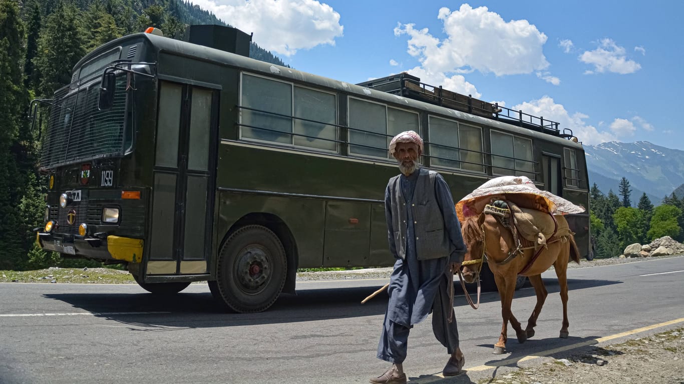 Immer wieder stören Militärkonvois in der Himalaya-Region die Bevölkerung, die sehr zurückgezogen lebt.