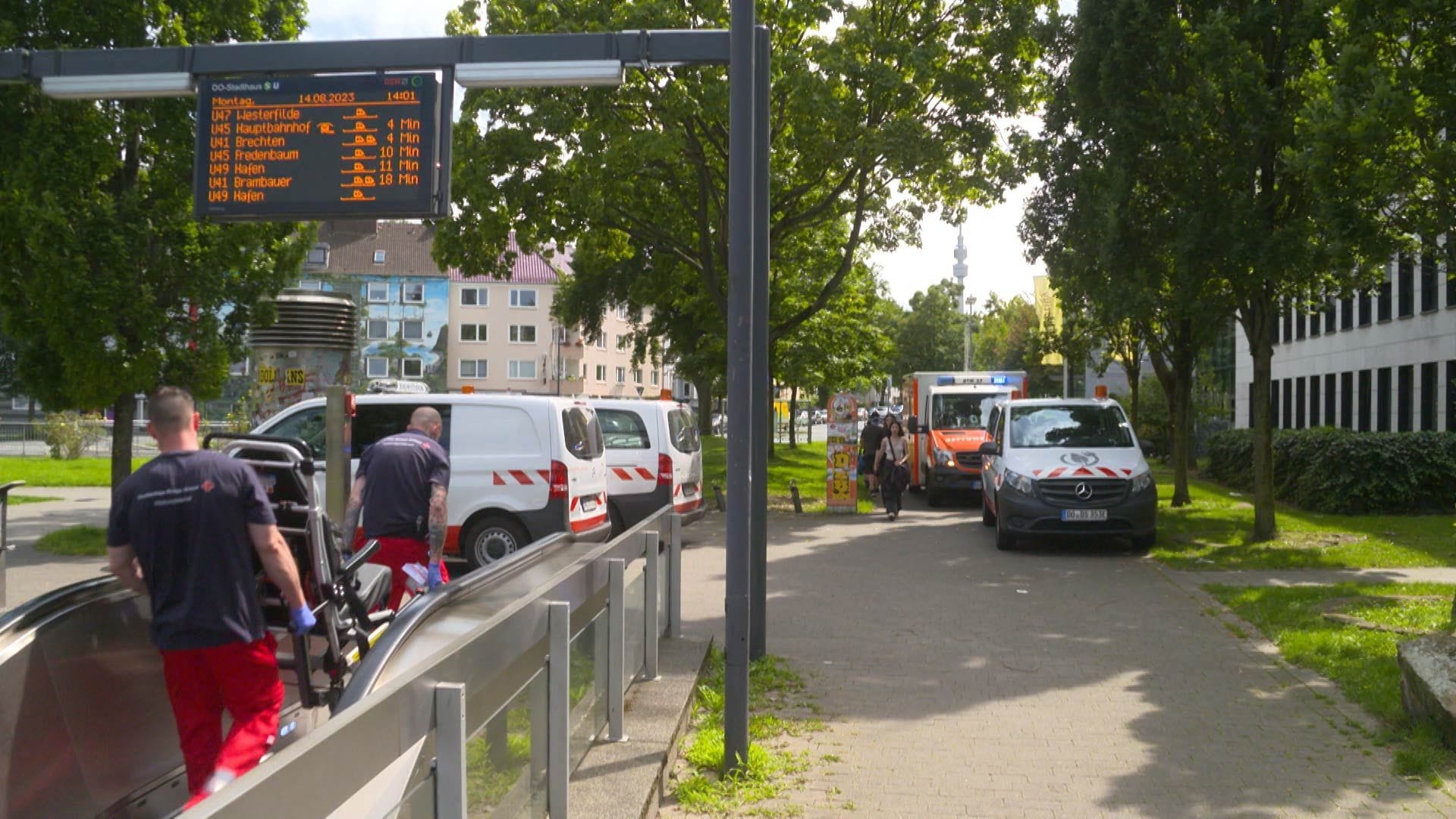Rettungssanitäter an der Haltestelle "Stadthaus": Nach einem U-Bahn-Unfall gibt es offenbar mehrere Verletzte. Rettungssanitäter an der Haltestelle "Stadthaus": Nach einem U-Bahn-Unfall gibt es offenbar mehrere Verletzte.