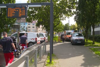RettungssanitΓ€ter an der Haltestelle "Stadthaus": Nach einem U-Bahn-Unfall gibt es offenbar mehrere Verletzte. RettungssanitΓ€ter an der Haltestelle "Stadthaus": Nach einem U-Bahn-Unfall gibt es offenbar mehrere Verletzte.