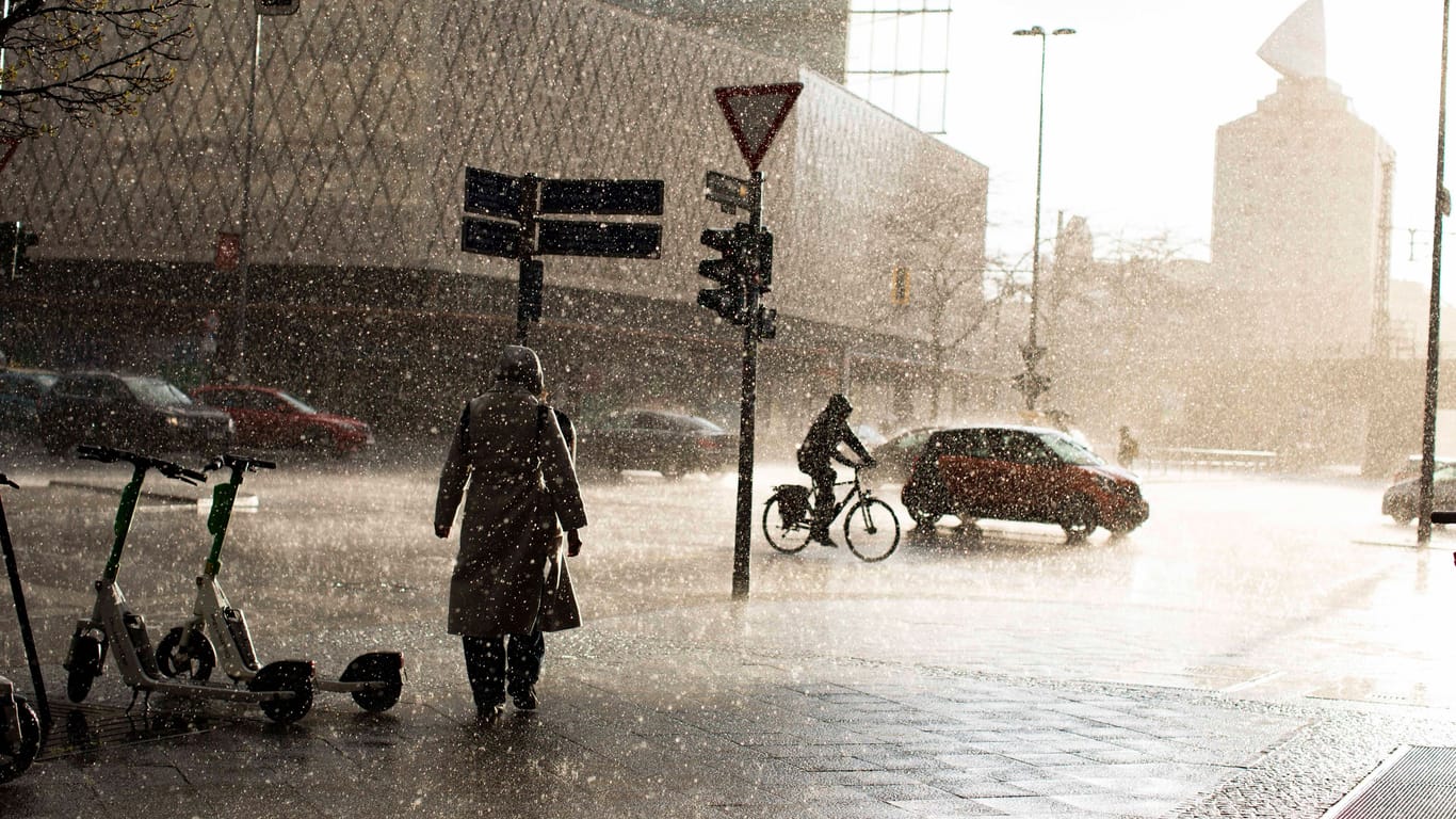 Regenschauer an Kreuzung in Berlin-Charlottenburg (Symbolbild):