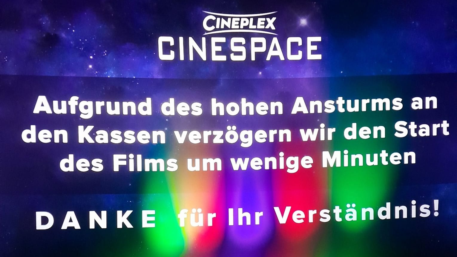 Diese Meldung ploppt auf den Leinwänden vor manchen Filmen im Cinespace auf.