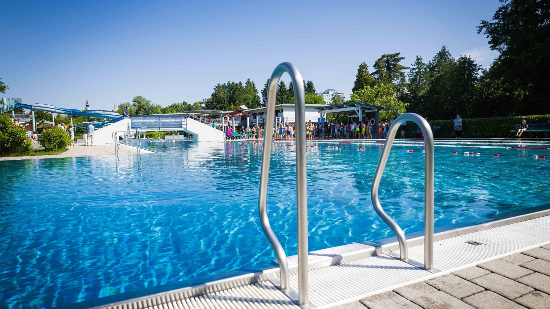Freibad (Symbolbild): Warum das Mädchen ins Wasser fällt, ist noch immer unklar. Freibad (Symbolbild): Warum das Mädchen ins Wasser fällt, ist noch immer unklar.