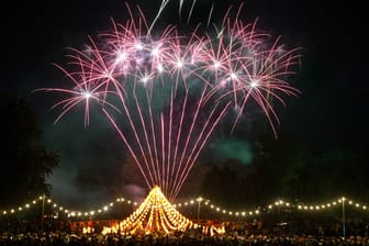 Feuerwerk während des Lichterfestes im Dortmunder Westfalenpark: Ende August erleuchtet der Dortmunder Nachthimmel in bunten Farben.