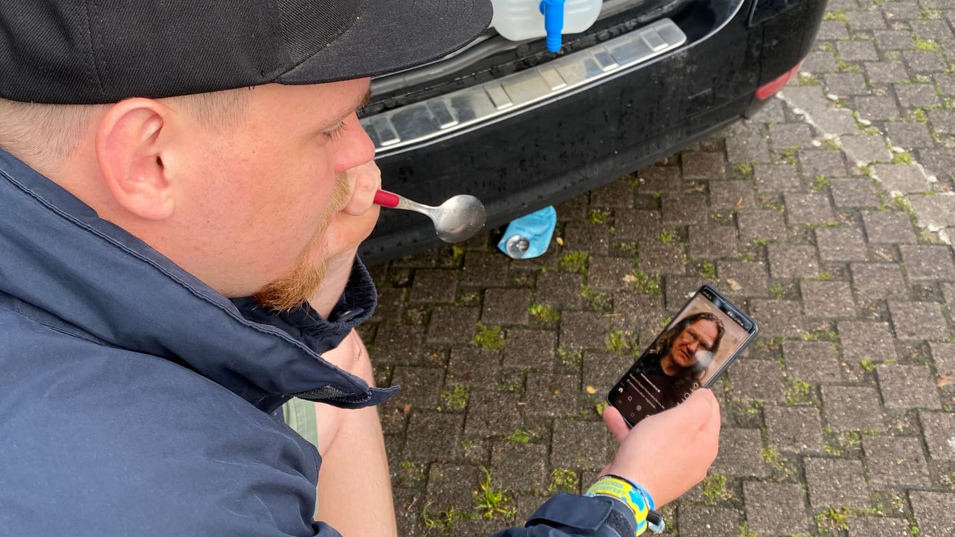 Simon schaut beim Frühstück ein Video, in dem der Wacken-Gründer die Entscheidung erklärt: Sein erstes Wacken Open Air muss verschoben werden.