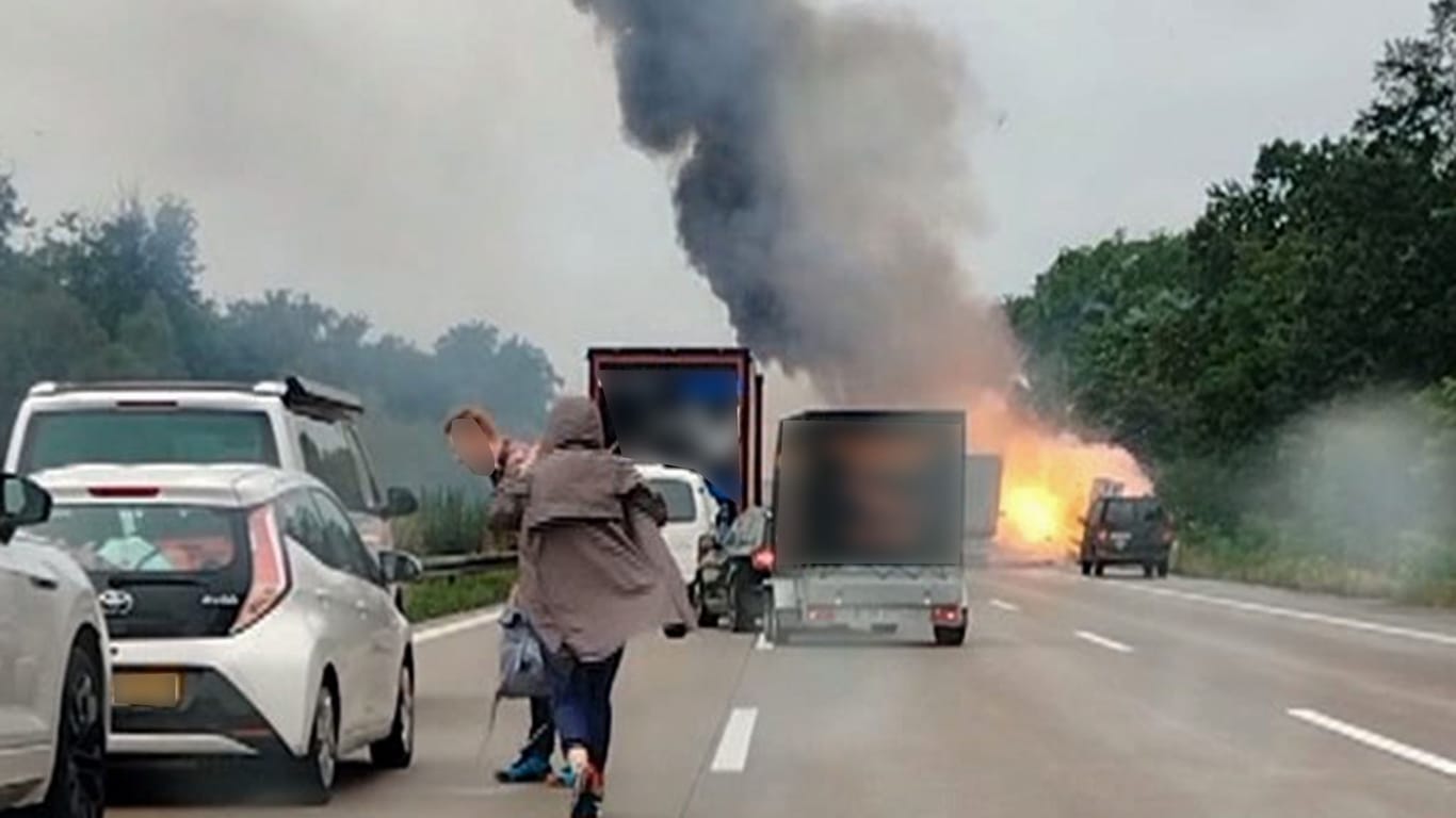 Ein Laster mit Lachgaskanistern ist bei dem Unfall in Brand geraten.