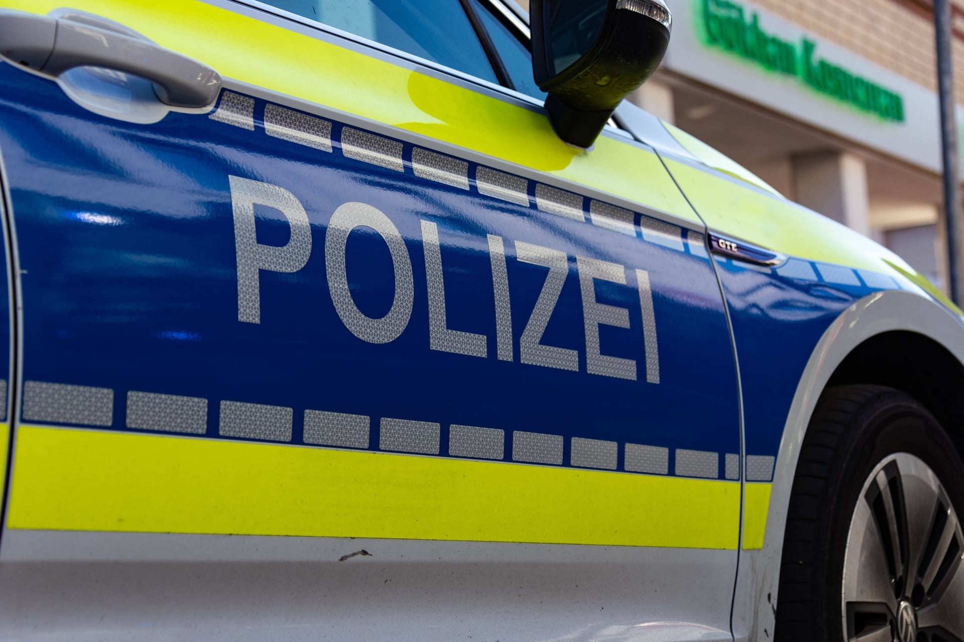 Einsatzwagen der Polizei in Niedersachsen (Symbolfoto): Die Beamten suchen nach einem Flüchtigen.