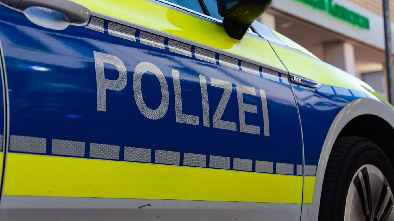 Einsatzwagen der Polizei in Niedersachsen (Symbolfoto): Die Beamten suchen nach einem Flüchtigen.
