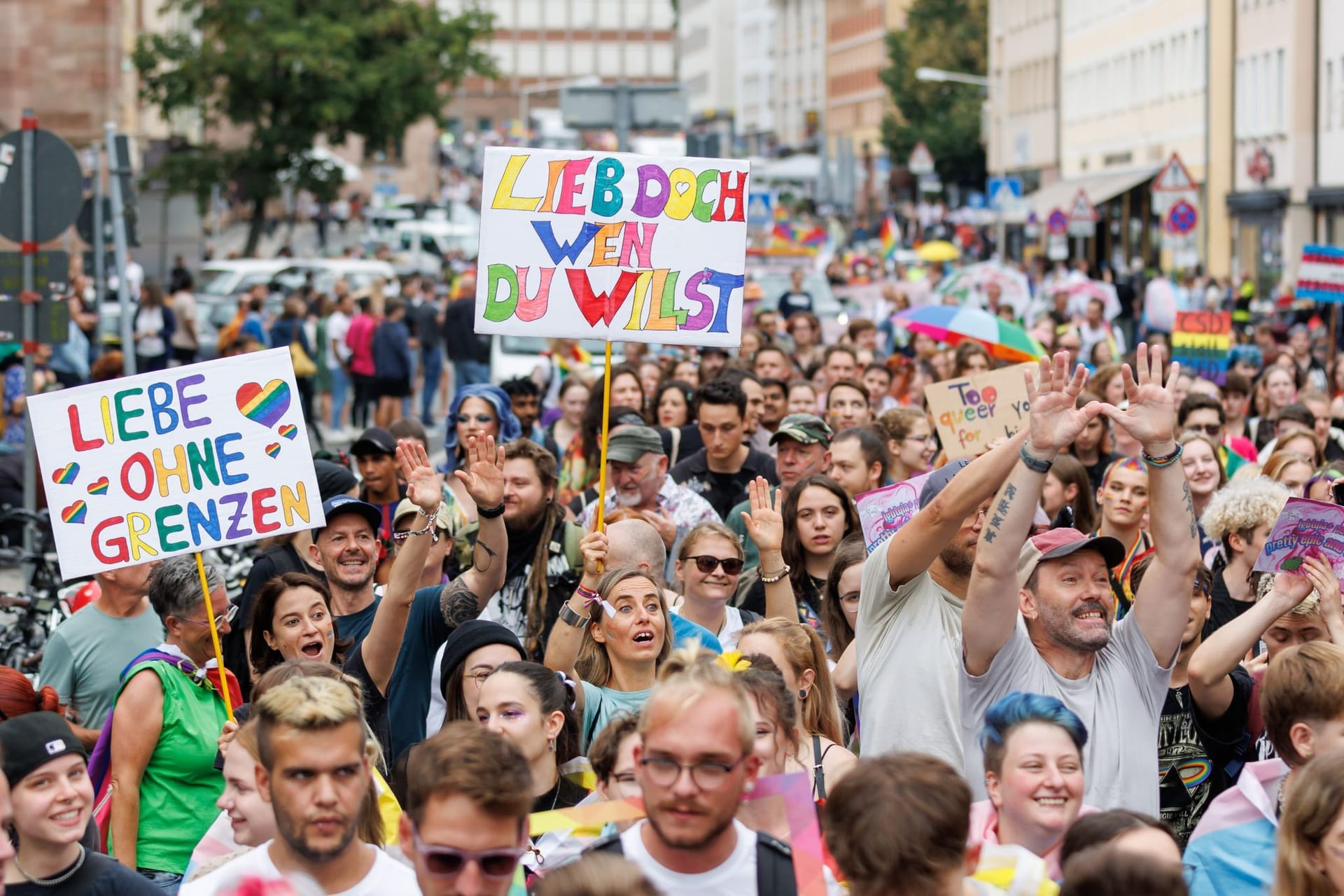 Zahlreiche Teilnehmer beim CSD (Symbolfoto): Die Stadt am Dreiländereck von Sachsen, Sachsen-Anhalt und Thüringen zählt etwa 4.000 Einwohner.