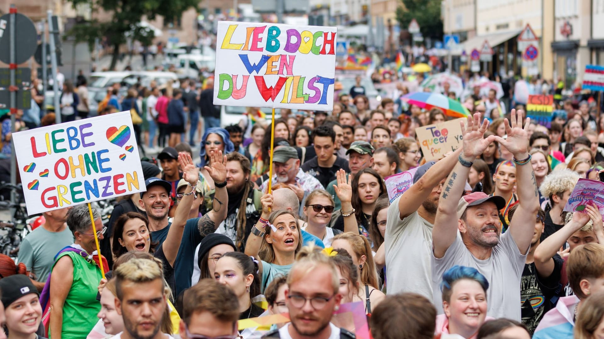 Zahlreiche Teilnehmer beim CSD (Symbolfoto): Die Stadt am Dreiländereck von Sachsen, Sachsen-Anhalt und Thüringen zählt etwa 4.000 Einwohner.