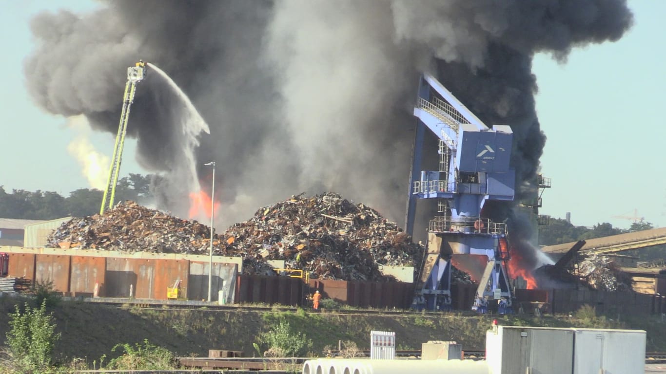 Duisburg: Großbrand auf Schrottinsel im Hafengebiet