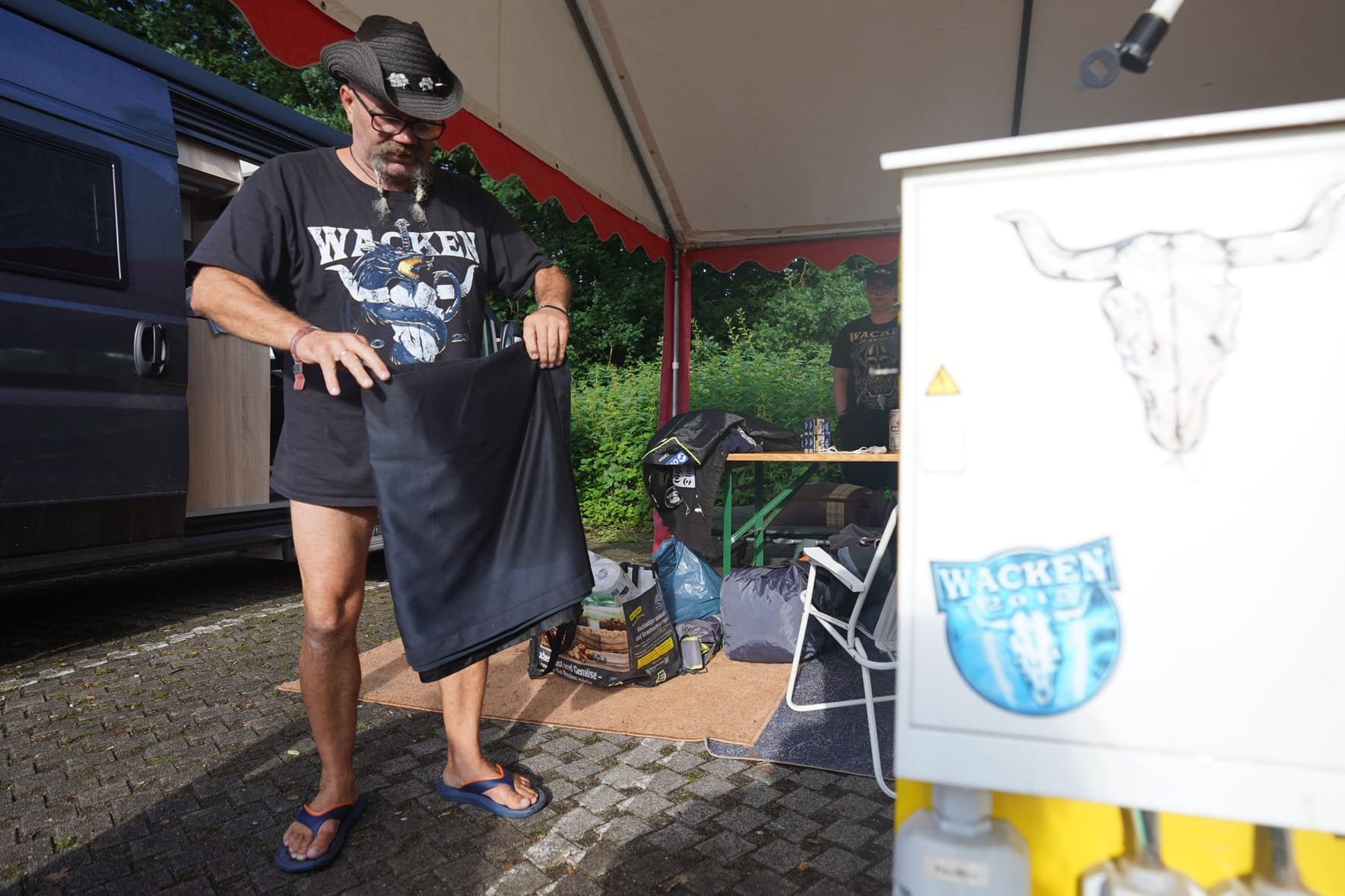 Ein Wacken-Fan am Volksparkstadion packt ein: Wegen des Einlassstopps beim Open Air fährt er wieder nach Hause.