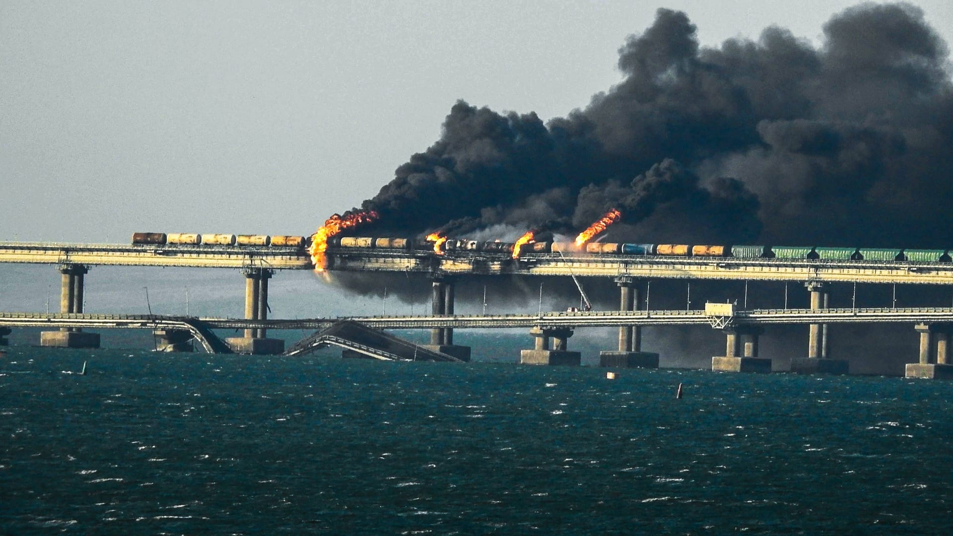 Nach einem Angriff steht die Kertsch-Brücke in Flammen: Der ukrainische Geheimdienst bekannte sich zu mindestens einer Attacke.