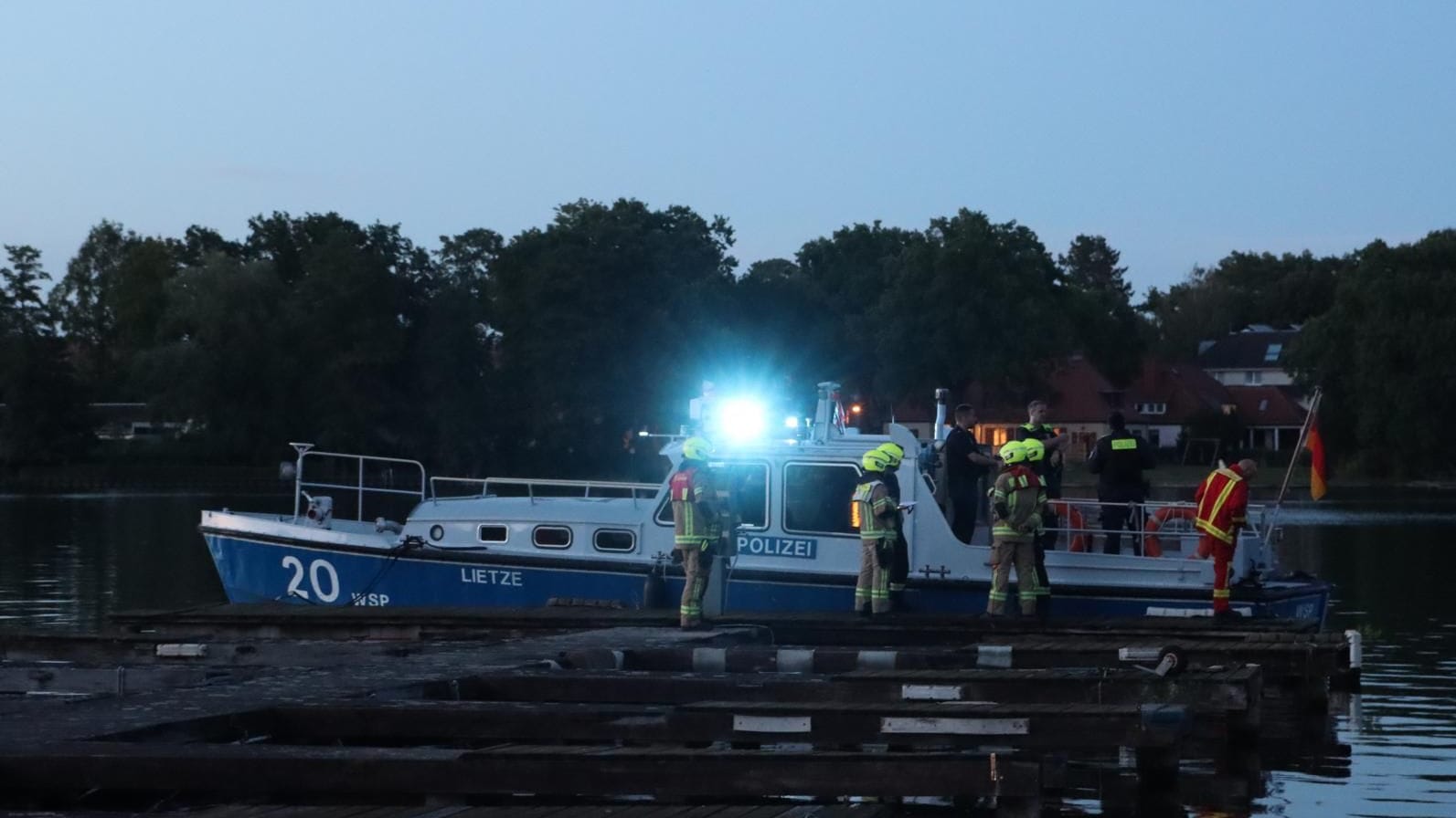 Die Wasserschutzpolizei: Auch Taucher der Berliner Feuerwehr waren im Einsatz.