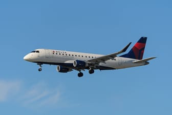 Flugzeug von Delta Airlines (Symbolbild): Wie viele Menschen insgesamt verletzt wurden, ist nicht bekannt.