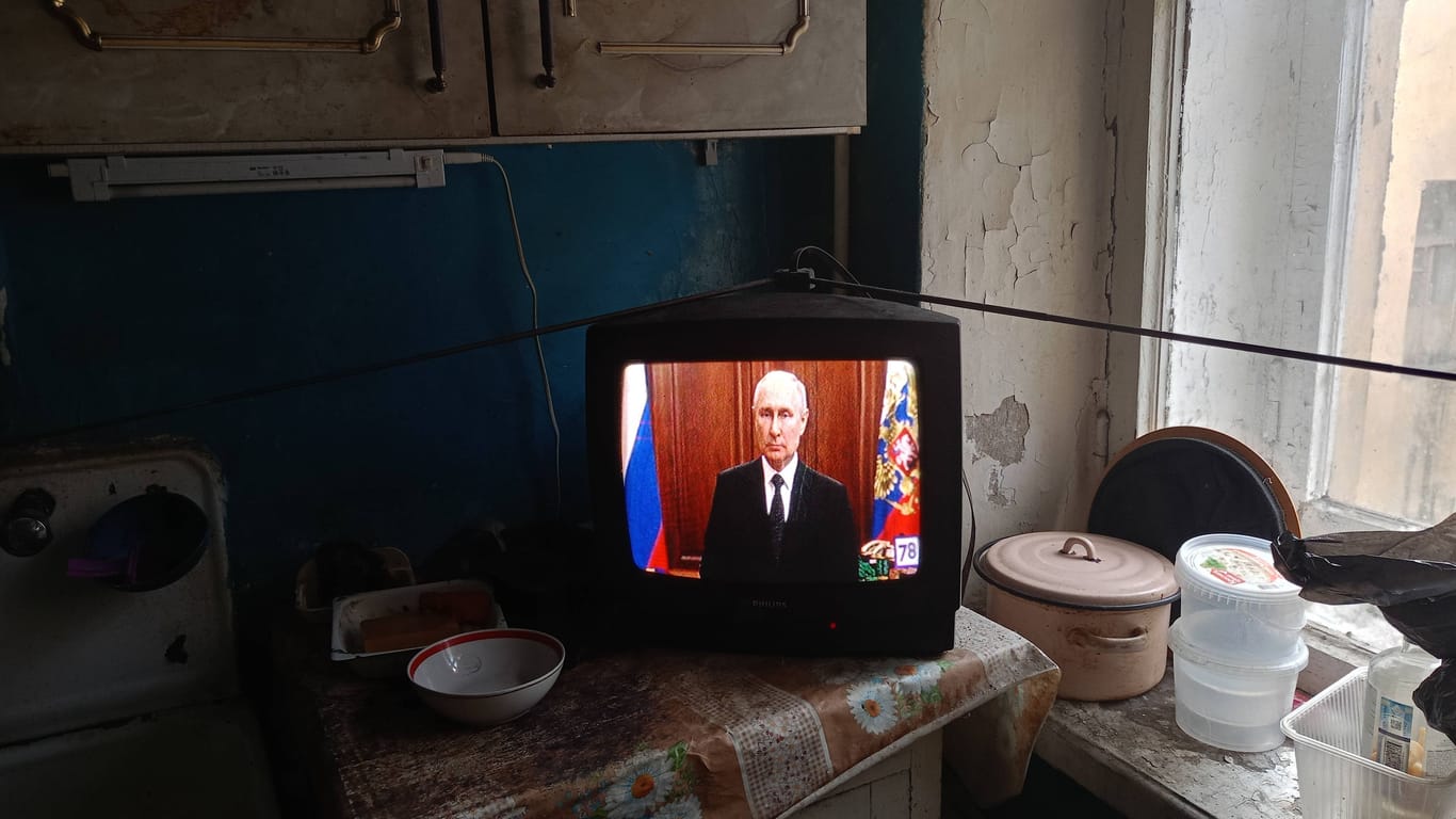 Ein Fernseher in einer Küche in St. Petersburg. Der Kreml ist im russischen TV allgegenwärtig (Archivbild).