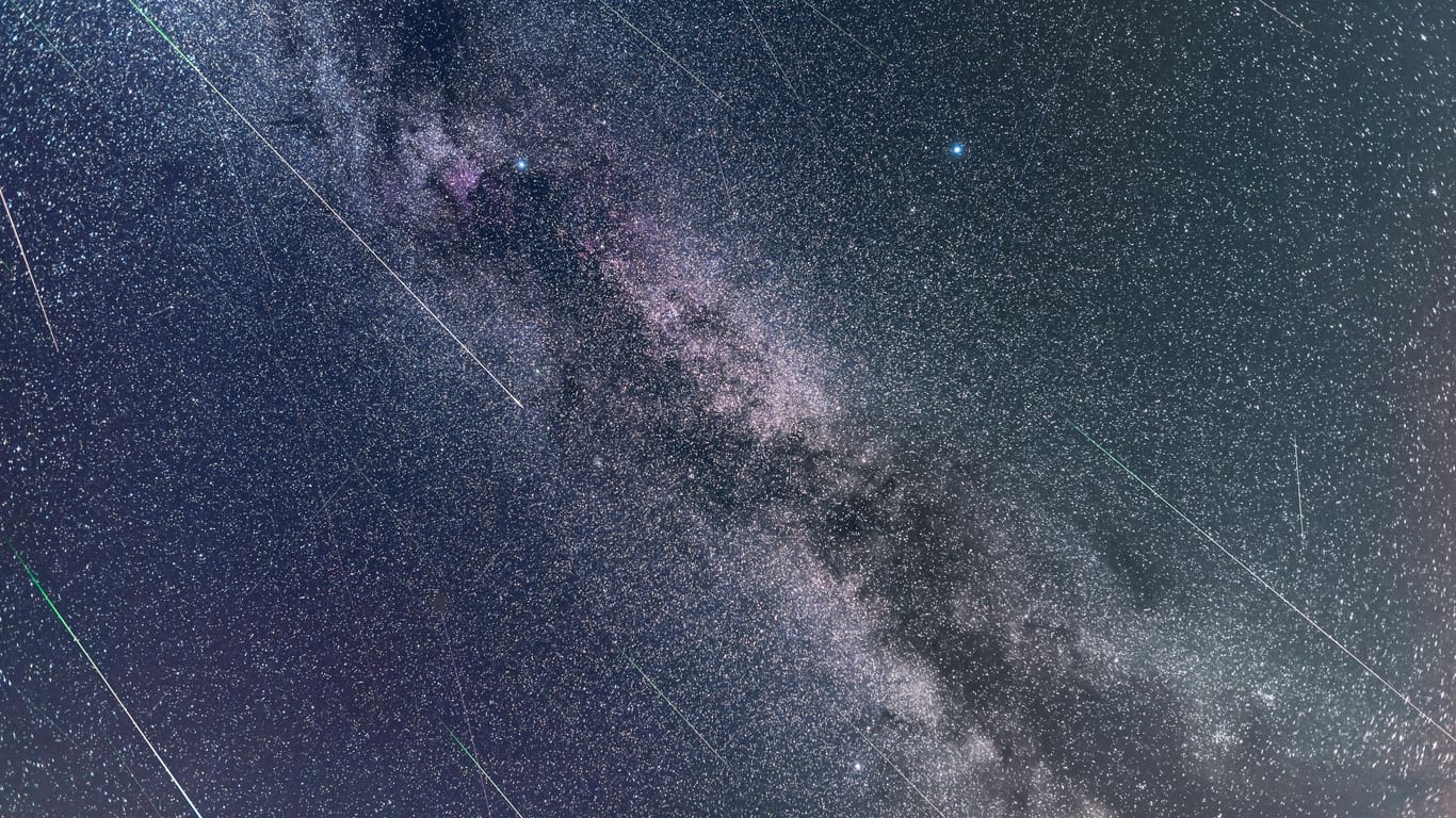 Sternschnuppen am Himmel: Jedes Jahr im August durchstreift die Erde den Meteorsturm der Perseïden, Maximal 100 Sternschnuppen pro Stunde sind dann zu sehen.