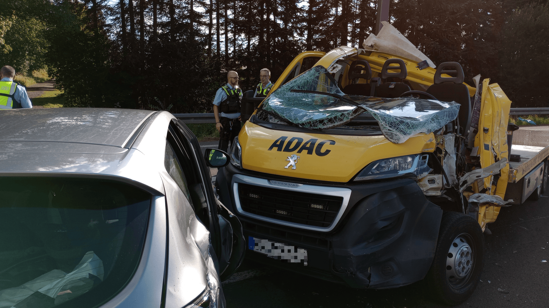 Der Abschleppwagen: Der Fahrer wurde in ein Krankenhaus gebracht.