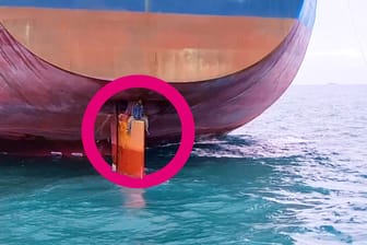 Unglaubliches Versteck: Aufnahmen zeigen, wie die Bundespolizei vier Flüchtlinge aus Nigeria auf dem Ruder eines Frachtschiffs entdeckt.