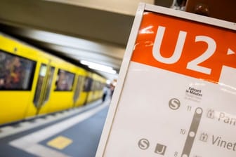 Ein Zug der Linie U2 am Berliner U-Bahnhof Alexanderplatz