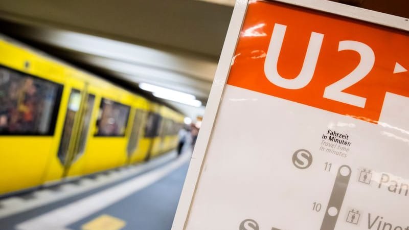 Ein Zug der Linie U2 am Berliner U-Bahnhof Alexanderplatz Ein Zug der Linie U2 am Berliner U-Bahnhof Alexanderplatz