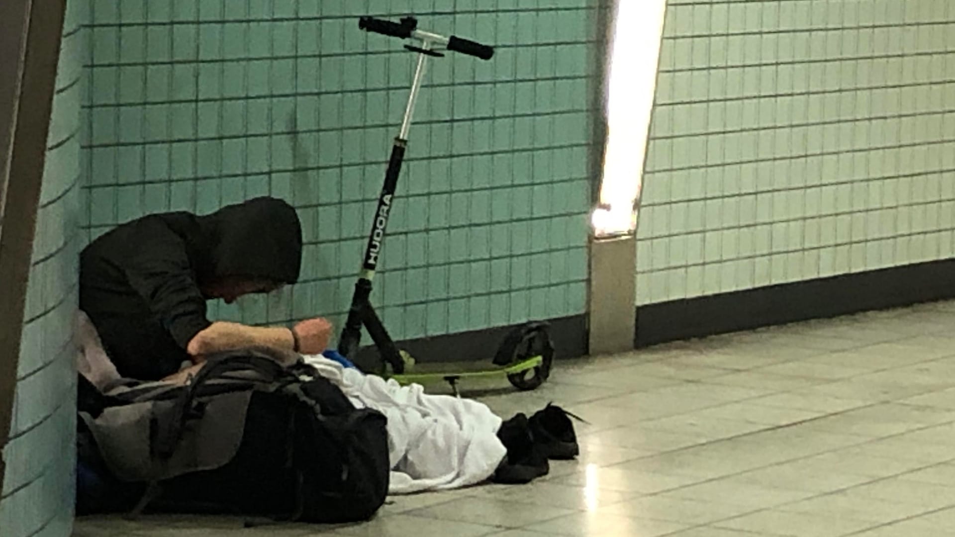 Der Appellhofplatz in Köln: Ein Drogenabhängiger setzt sich in der Zwischenebene eine Spritze.