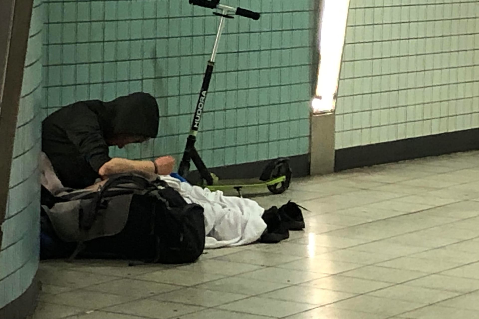 Der Appellhofplatz in Köln: Ein Drogenabhängiger setzt sich in der Zwischenebene eine Spritze.